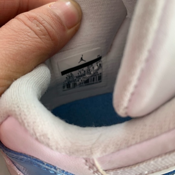 Boys Jordan Sneakers - Picture 4 of 6